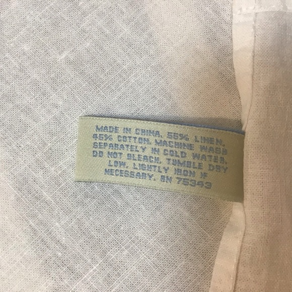 White linen napkins & wicker napkin rings - Picture 3 of 6